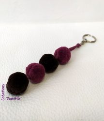 porte-cles violet marron pompon